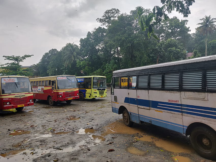 File:Buses at Thodupuzha KSRTC bus stand, Kerala, India.jpg HD wallpaper