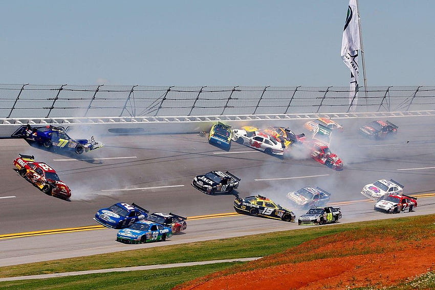 2009 Nascar Sprint Kupası Serisi Talladega'da kaza yaptı. HD duvar kağıdı