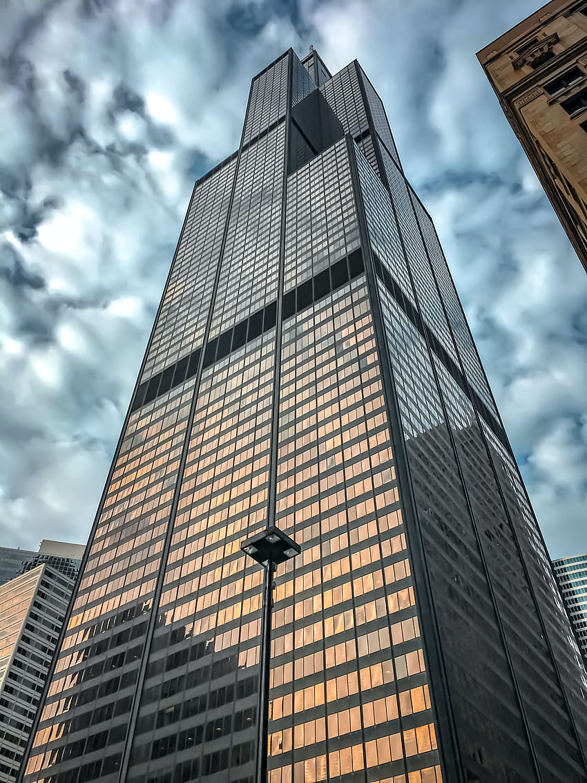 Inquadratura dal basso della Willis Tower sotto il cielo nuvoloso · Magazzino Sfondo del telefono HD