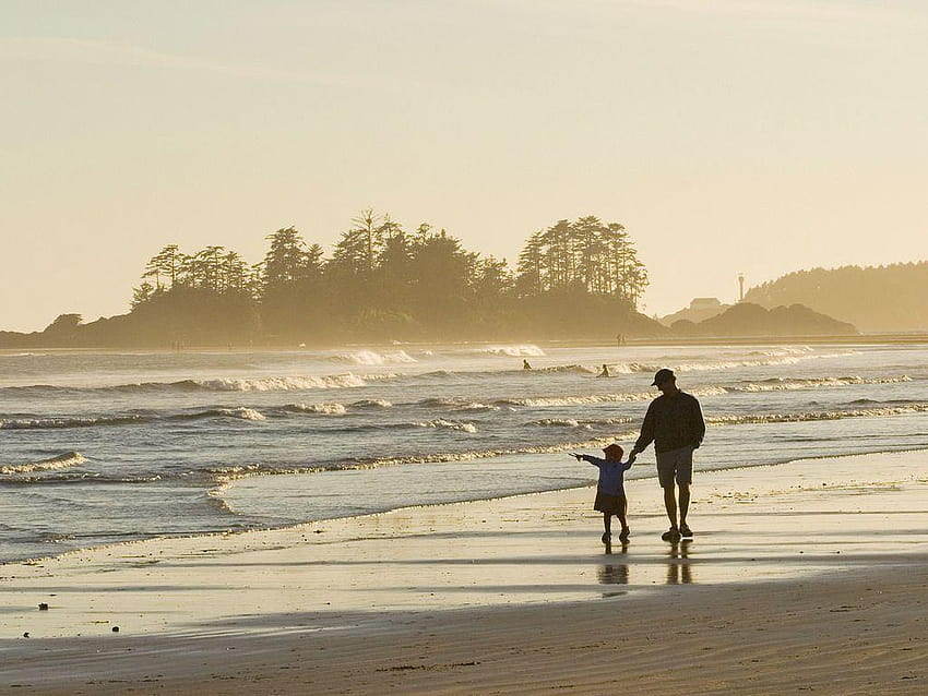 Baba ve kızı sahil boyunca yürüyor HD duvar kağıdı