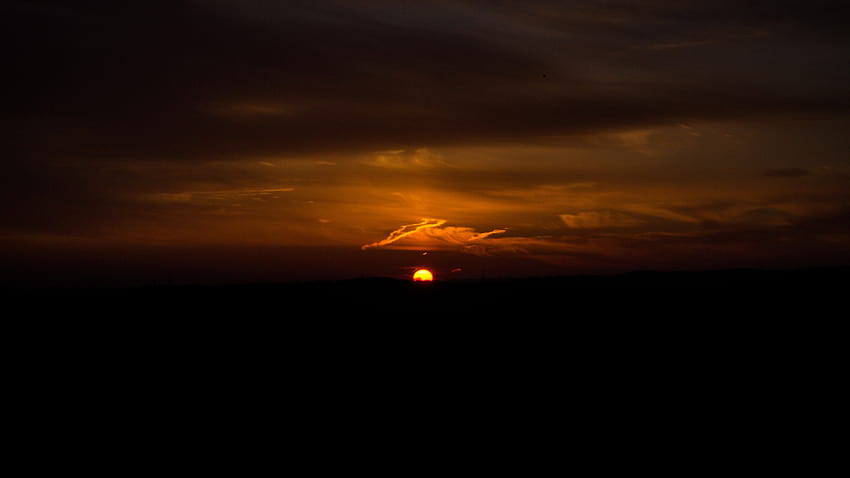 Dunkler Sonnenuntergangsabend, braune Natur HD-Hintergrundbild