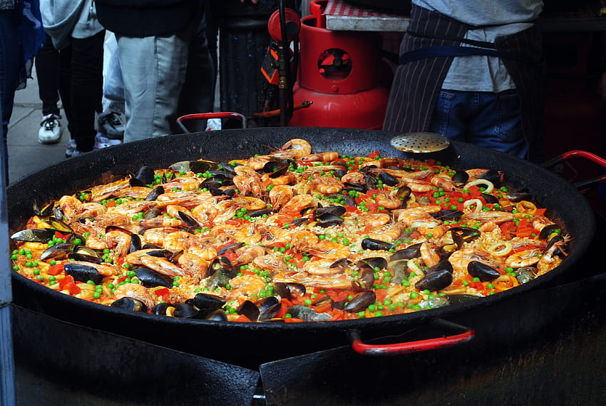 Delicious paella with mollusks in big frying pan · Stock HD wallpaper
