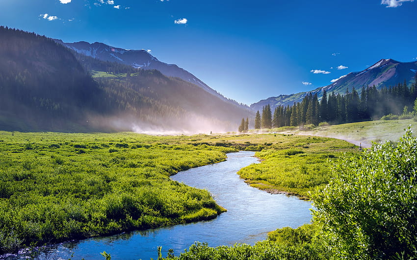 Berglandschaft, Morgen, Nebel, Sommer, Gebirgsfluss, grünes Gras, Wald, Colorado, USA mit einer Auflösung von 3840x2400. Hochwertiger Gebirgsfluss-Sommer HD-Hintergrundbild