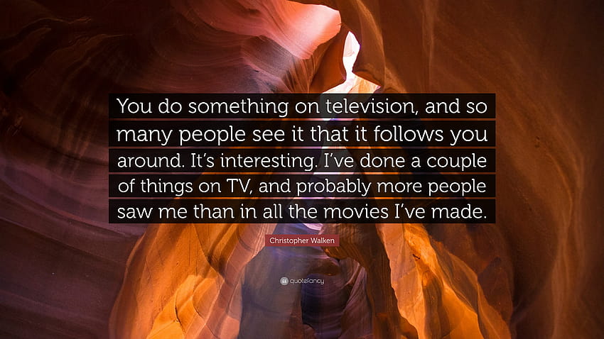 Citação de Christopher Walken: “Você faz algo na televisão, e tantas pessoas veem que isso o segue. É interessante. Eu dei um golpe...” papel de parede HD