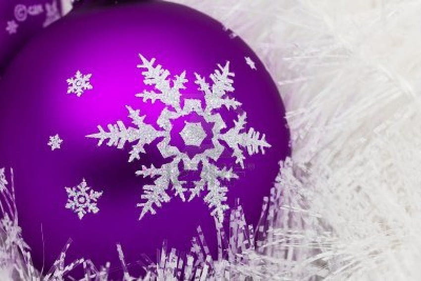 Bola de cristal púrpura sobre guirnalda blanca brillante haciendo un , feliz navidad blanco y púrpura fondo de pantalla