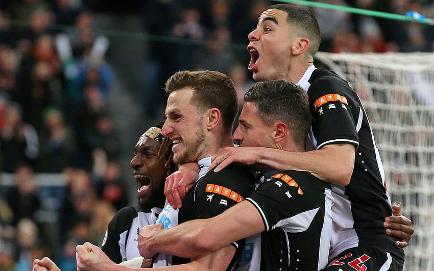 Newcastle United macht mit einem knappen Sieg über die Wolves einen großen Schritt in Richtung Überleben in der Premier League, Newcastle United-Team 2022 HD-Hintergrundbild