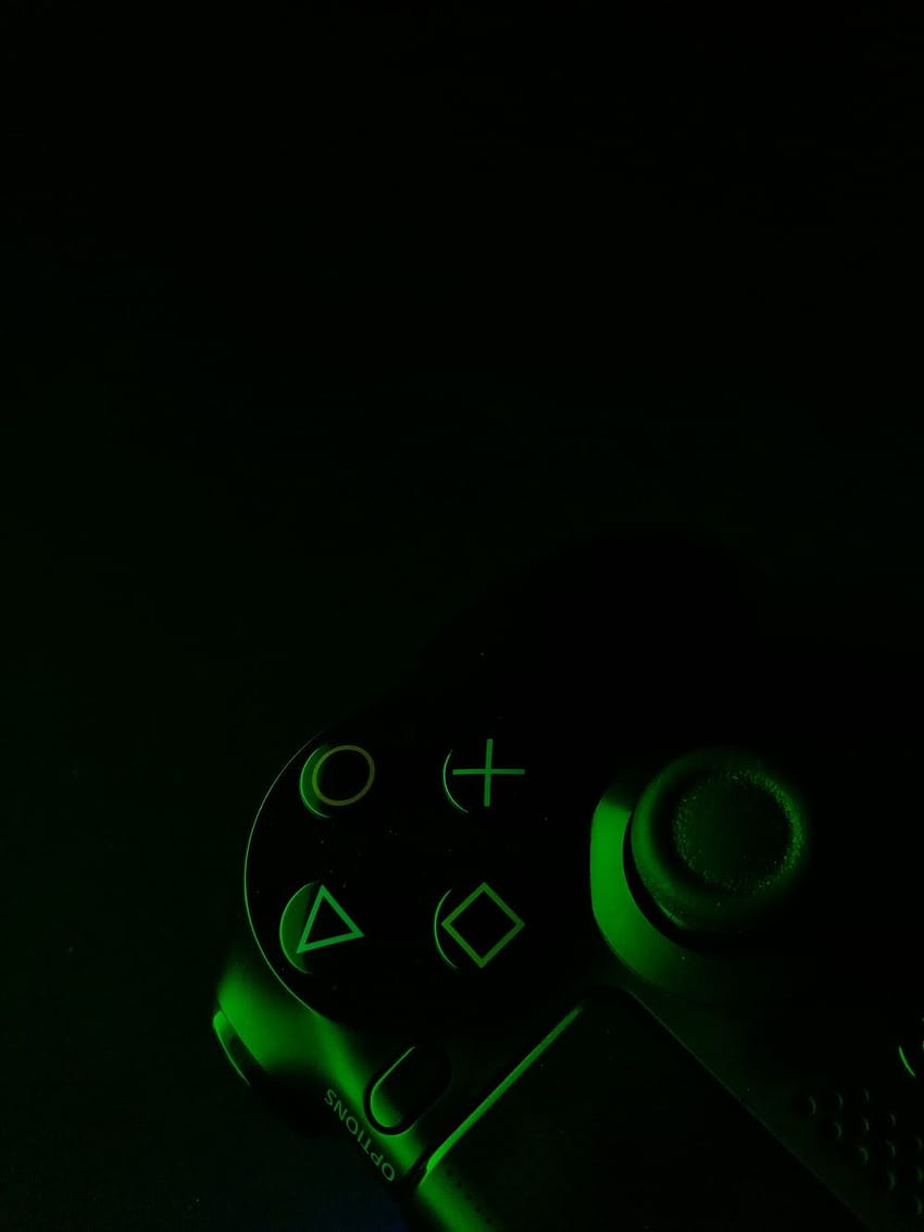 희미한 조명의 녹색 및 검정색 게임 컨트롤러 - 켜짐, PS4 네온 공간 HD 전화 배경 화면