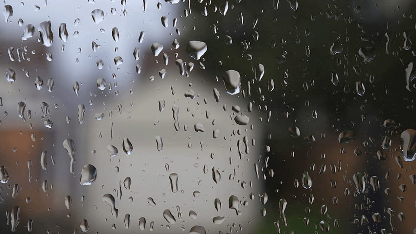 เม็ดฝนและฝนกระทบหน้าต่าง โรงรถพร่ามัวในพื้นหลัง พื้นหลังเม็ดฝนที่หน้าต่าง วอลล์เปเปอร์ HD