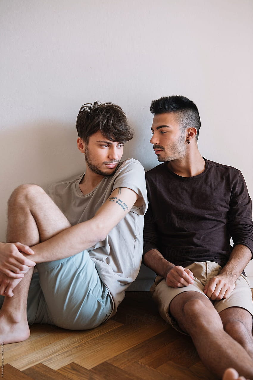 Junges schwules Paar entspannt sich von Alberto Bogo, schwule Männer HD-Handy-Hintergrundbild