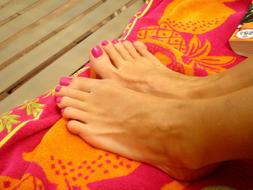 : rosa, estate, donna, piedi, spiaggia, signora, perfetto, dita dei piedi, carina, abbronzatura, magenta, asciugamano, a piedi nudi, pedicure 2764x2073 Sfondo HD