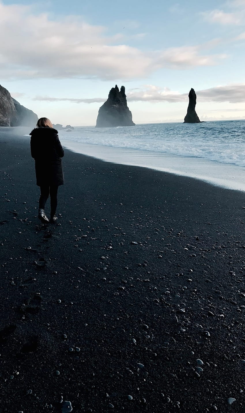 kobieta w czarnym futrzanym płaszczu chodząca brzegiem morza w ciągu dnia, czarny horyzont w ciągu dnia Tapeta na telefon HD