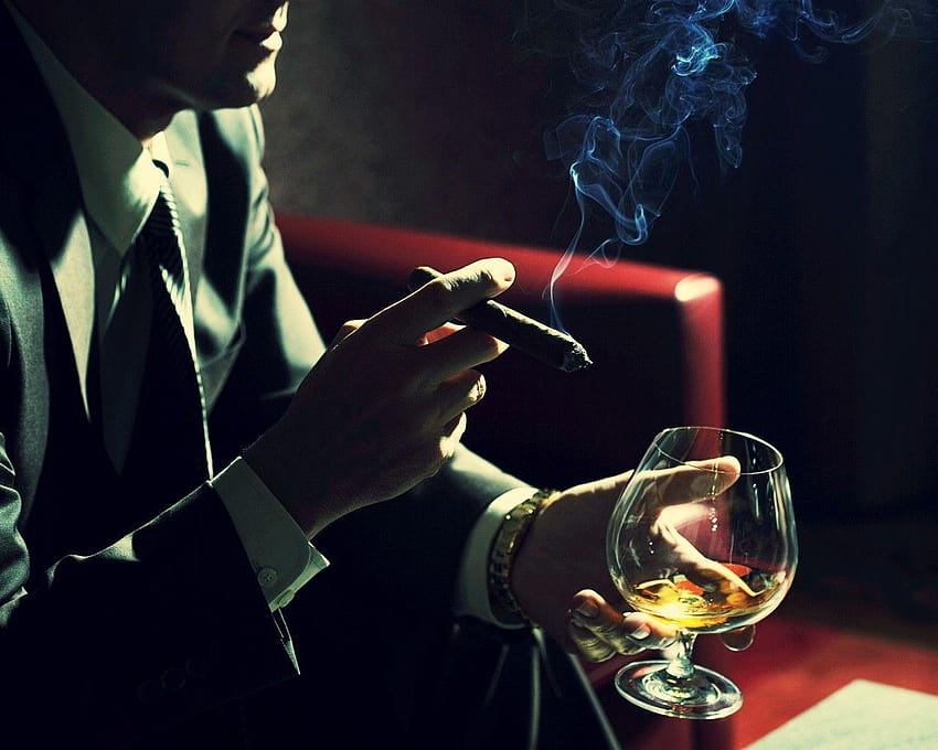 Uomo che fuma sigaro e beve cognac Sfondo HD