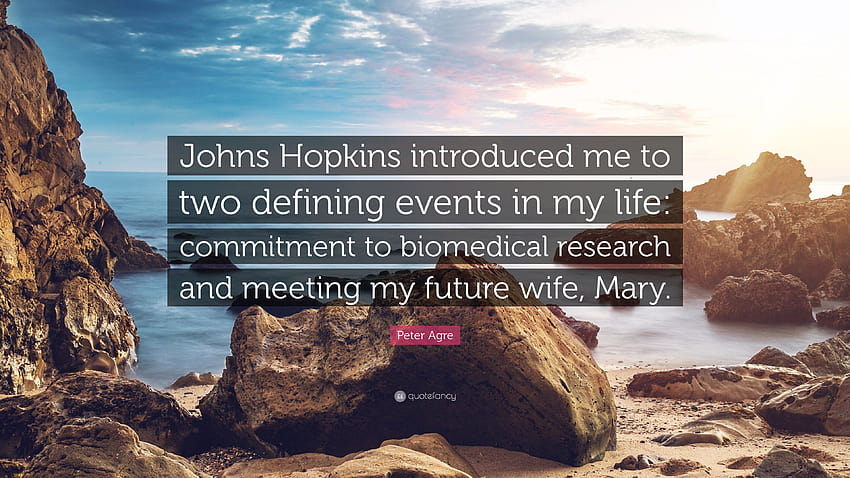 Цитат на Питър Агре: „Джон Хопкинс ме запозна с две определящи събития в живота ми: ангажираност с биомедицинските изследвания и среща с моето бъдеще с...“ HD тапет