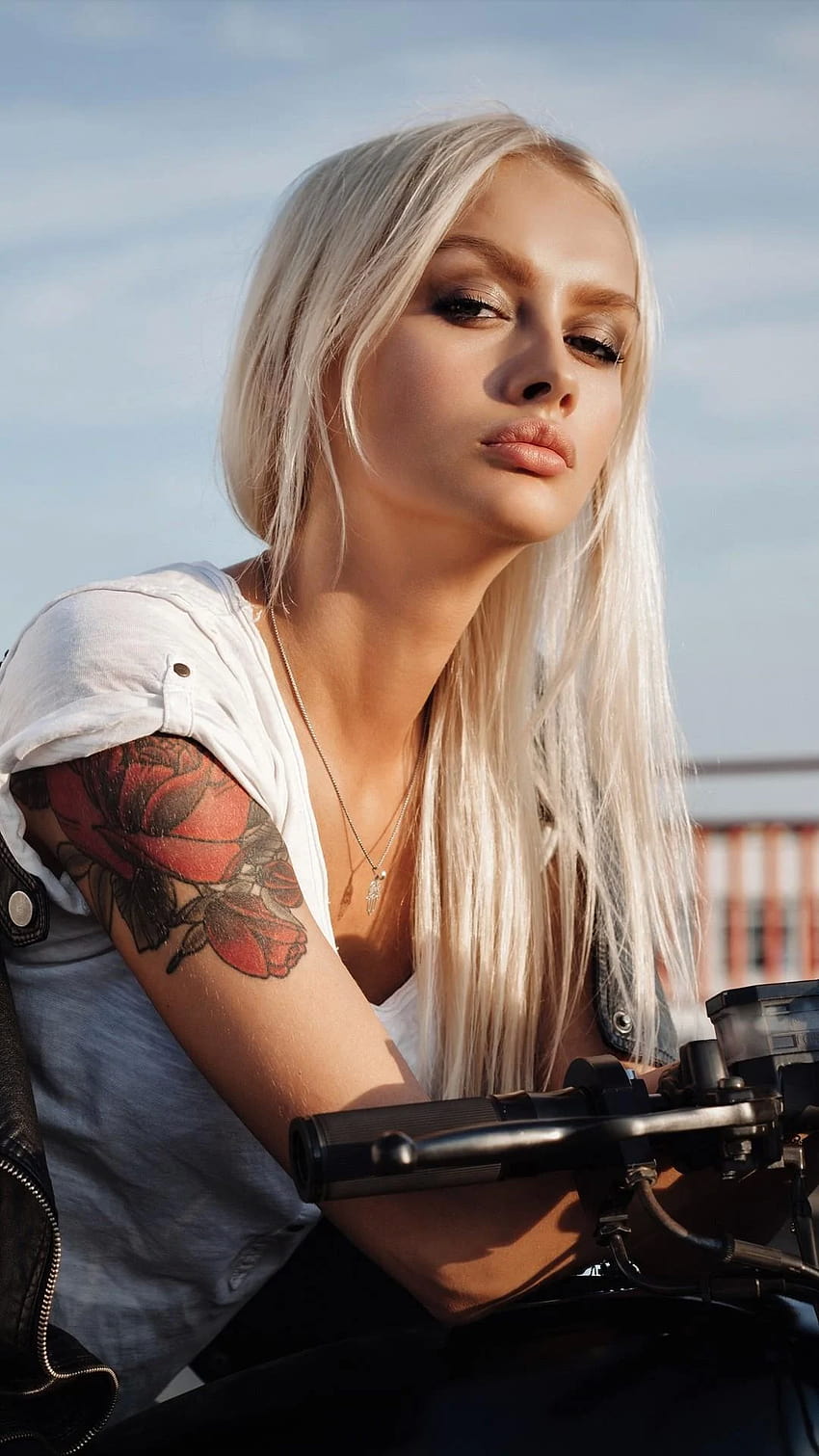 1080x1920 Chica tatuada en moto Iphone 7,6s,6 Plus, chica tatuada en iphone fondo de pantalla del teléfono