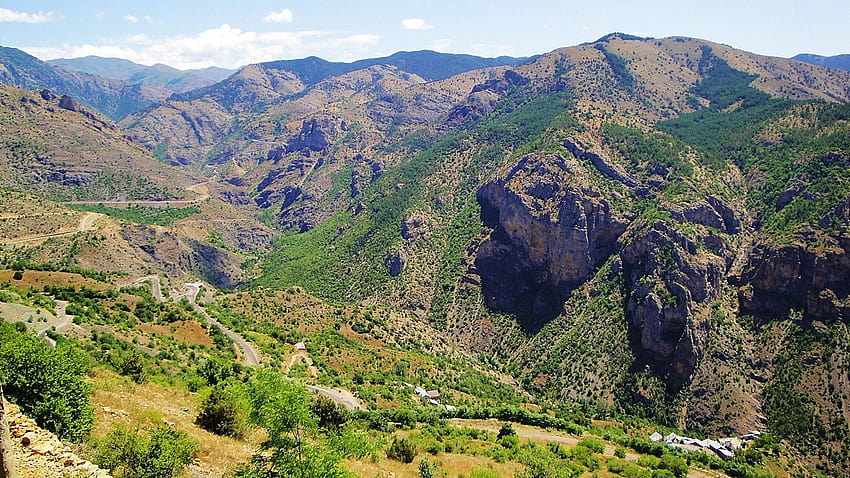 Montagne: Turchia Storica Grotte Montagna Est Estate Distretto Verde, montagne estive Sfondo HD