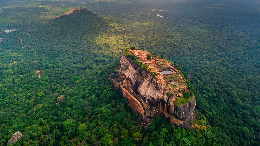 Vista aerea della roccia di Sigiriya al mattino nebbioso, distretto di Matale, Sri Lanka, roccia del leone di sigiriya Sfondo HD