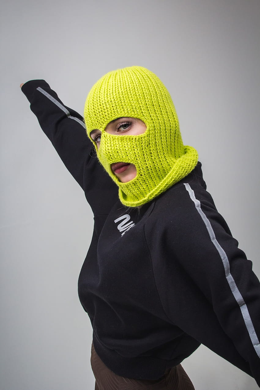 жена в черно яке с жълта ски маска – Лицето е скрито HD тапет за телефон