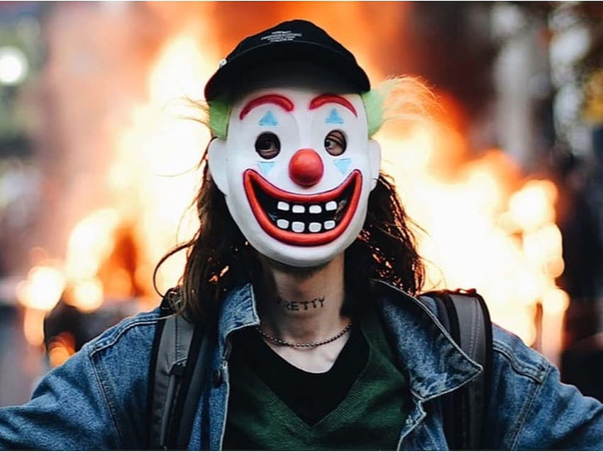 L'uomo con la maschera di Joker ha dato fuoco a un'auto della polizia di Chicago durante le proteste di George Floyd, dicono i federali, ragazza mascherata dell'auto Sfondo HD