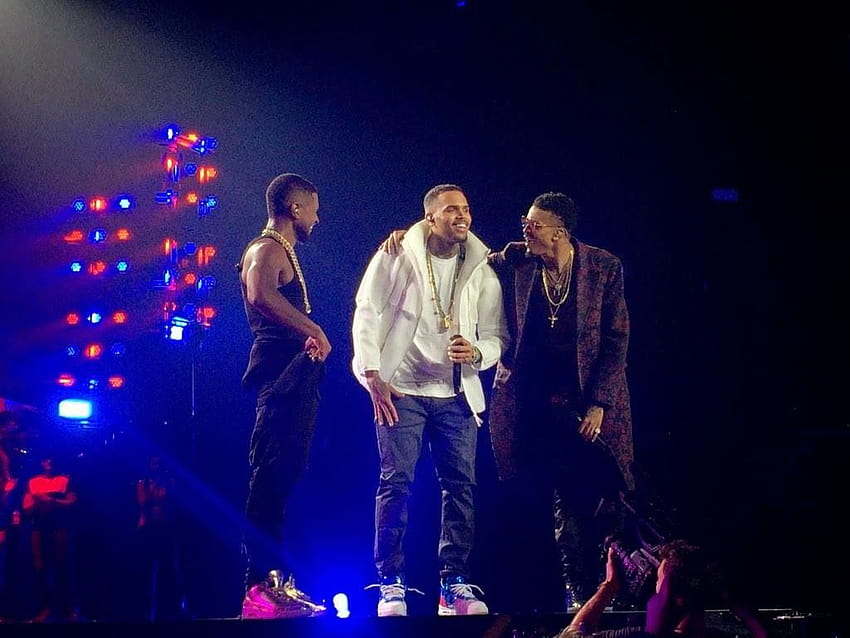 Chatter beschäftigt: Chris Brown begleitet Usher auf der Bühne beim UR Experience-Konzert in Los Angeles HD-Hintergrundbild