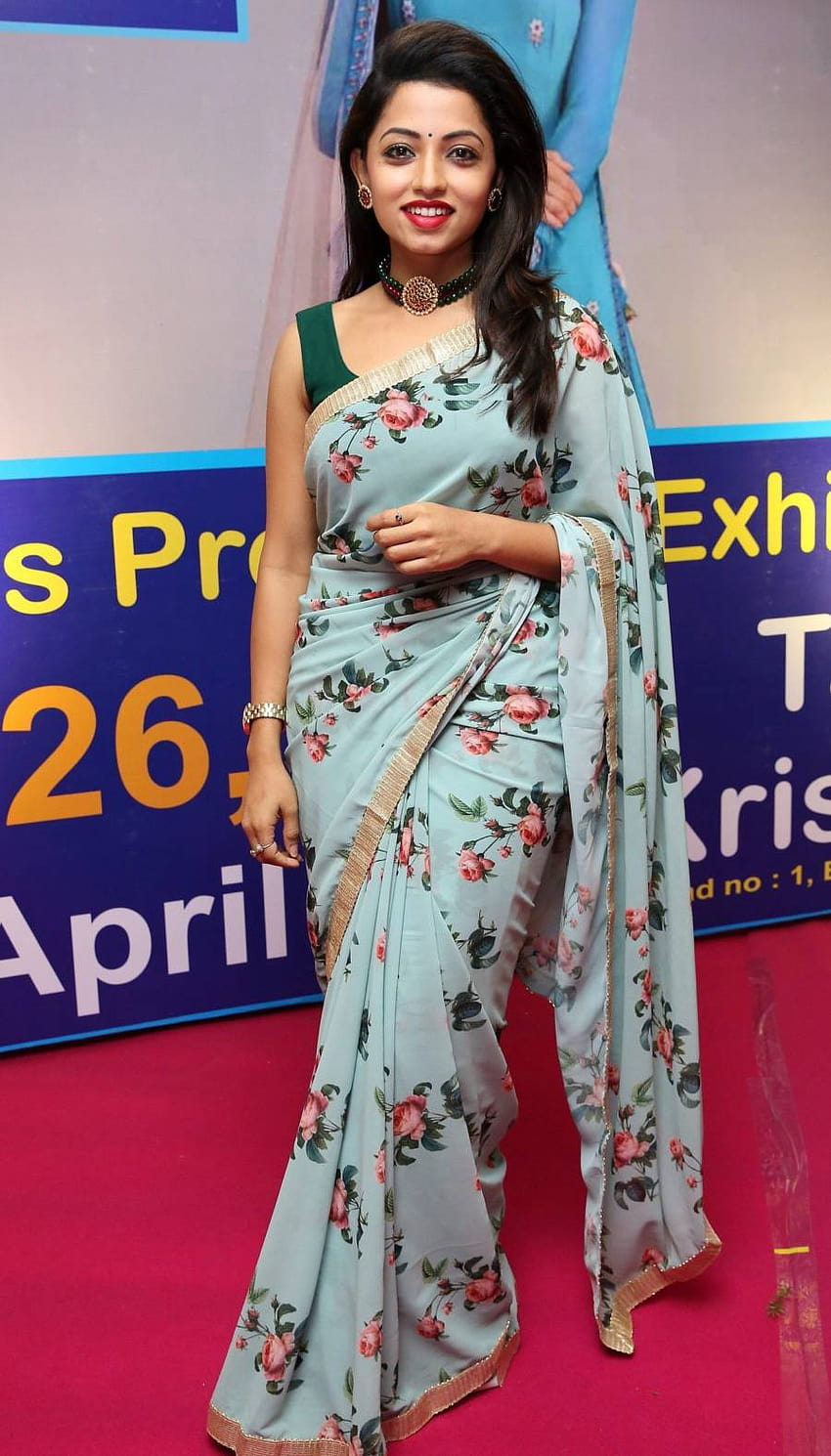 伝統的な青いサリーを着たインドのテレビモデル女優ナヴィヤ・スワミー HD電話の壁紙