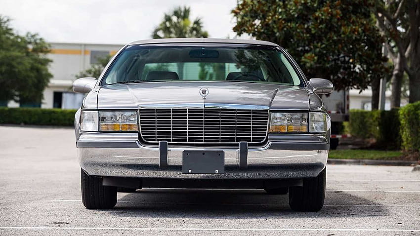 Czy zapłaciłbyś 33 000 $ za nieskazitelny Cadillac Fleetwood Brougham z 1996 roku? Tapeta HD