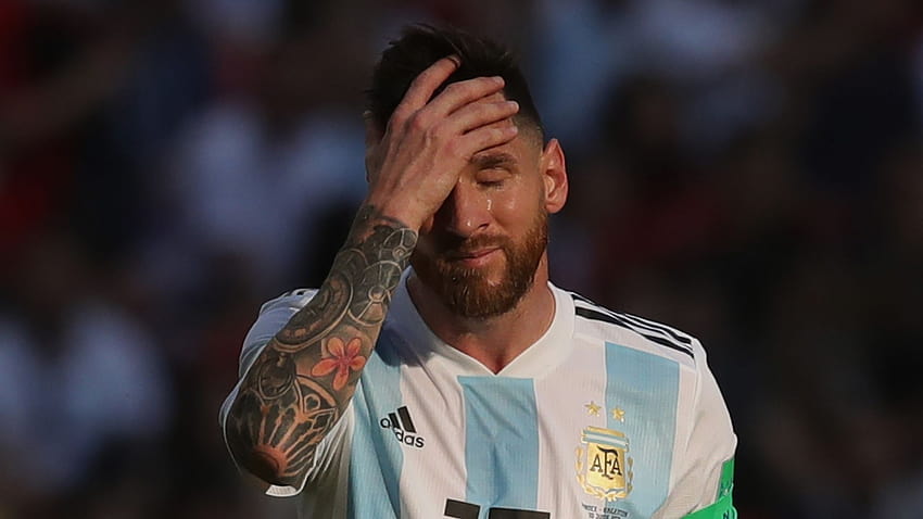 Lionel Messi: Geh nicht, Leo! Barcelona-Star kann nach WM-Aus ein neues Argentinien führen, Messi traurig HD-Hintergrundbild