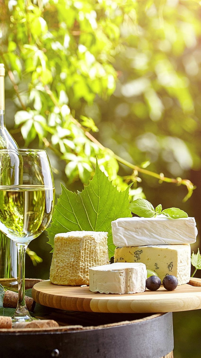ワイン、ガラスのコップ、ブドウ、チーズ、葉、太陽の光、ワインとチーズ HD電話の壁紙