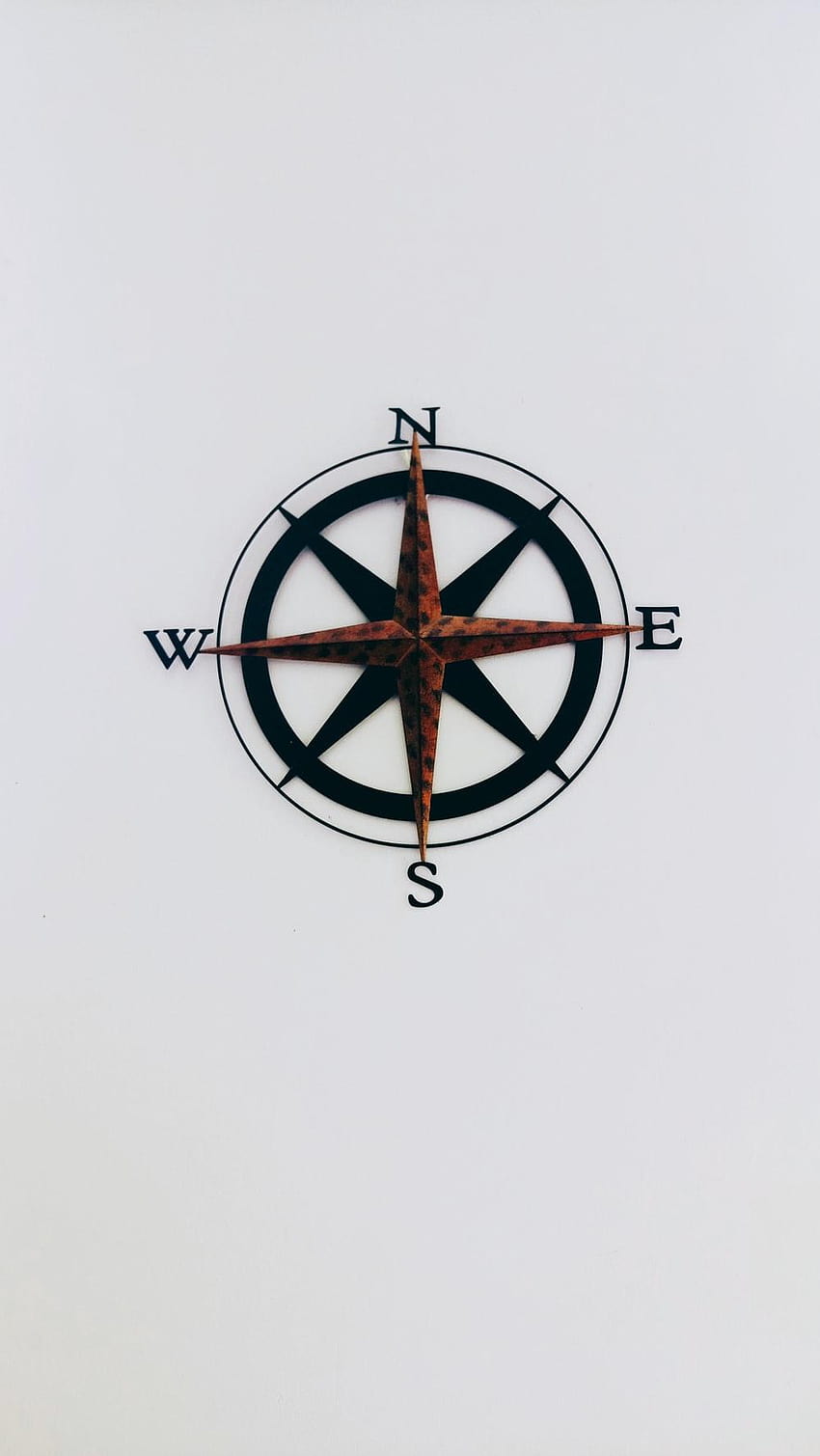 orang yang menggunakan kompas yang mengarah ke tempat Loch Ness, kompas pengembara iphone wallpaper ponsel HD