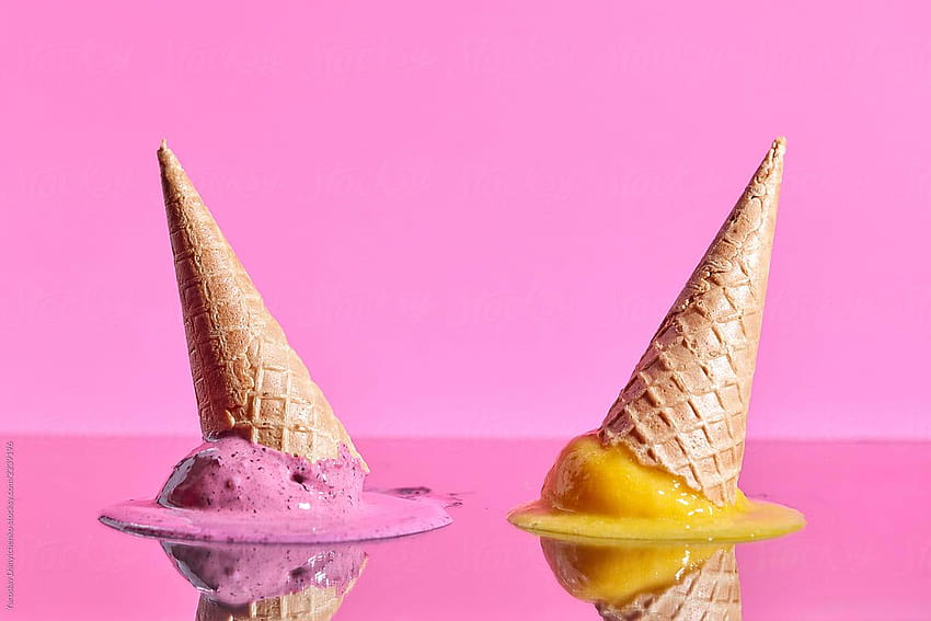 Плодов топящ се сладолед с вафлени фунийки, отразени върху розово, топящ се сладолед HD тапет