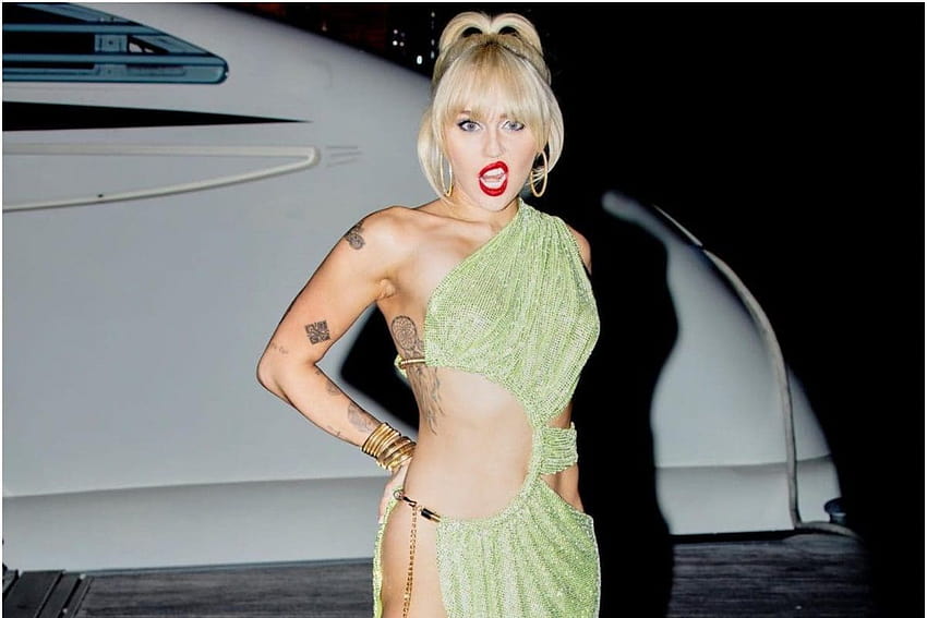 Miley Cyrus' 'Boss' Handling of Wardrobe Malfunction Leaves Fans 'Hopeful' for 2022, miley cyrus 2022 HD wallpaper