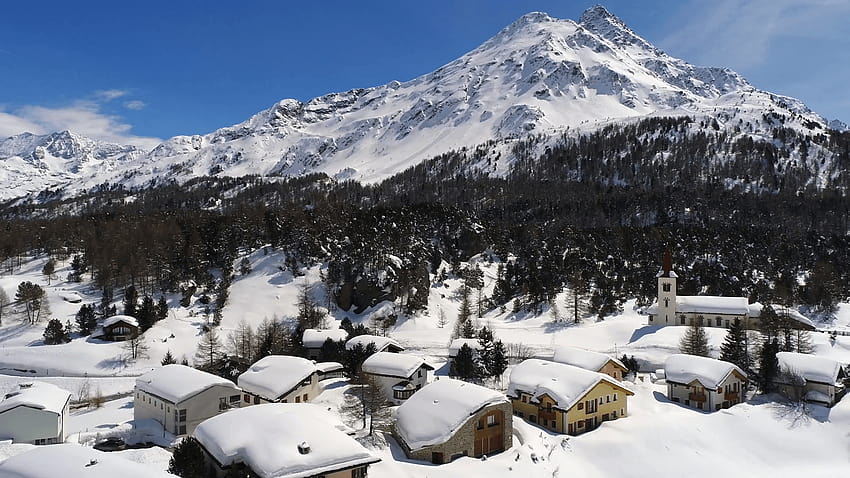 Desa kecil dan hutan tertutup salju. Lembah Engadine di desa kecil di pegunungan Alpen Wallpaper HD
