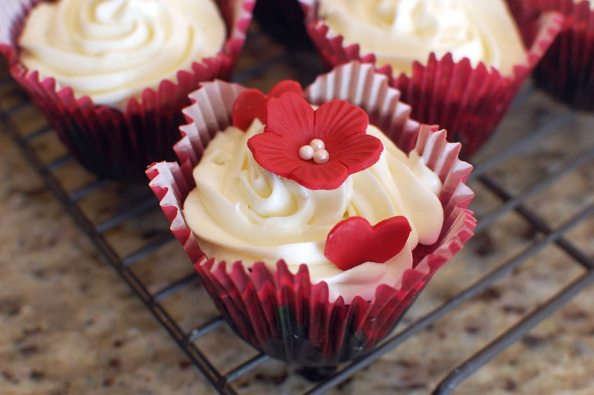 Die ultimativen feuchten Red Velvet Cupcakes mit Frischkäse-Zuckerguss HD-Hintergrundbild