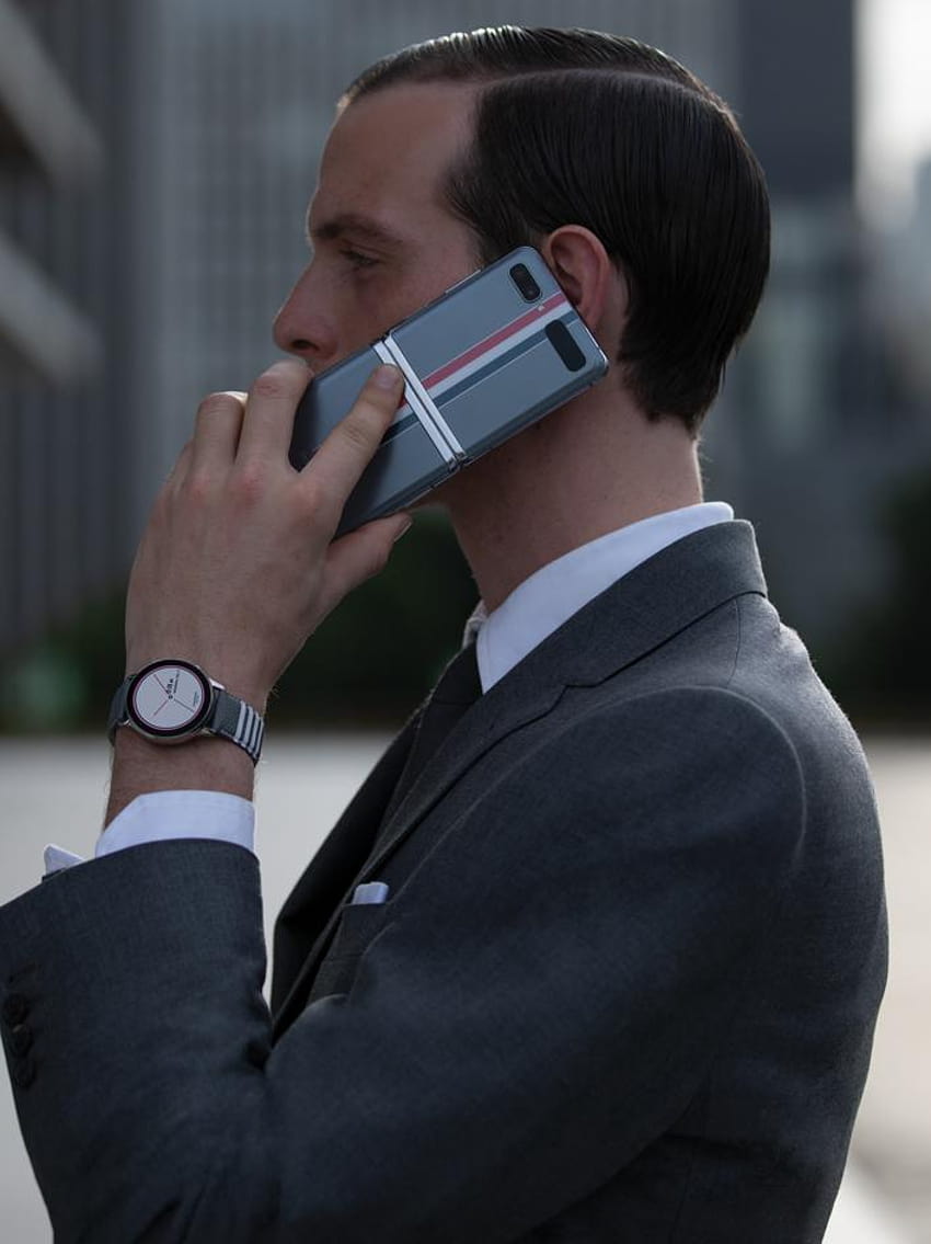Thom Browne abre la tapa del último teléfono plegable de Samsung fondo de pantalla del teléfono