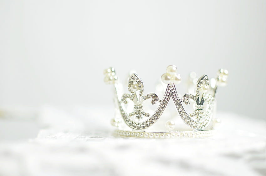 White and green floral crown, pearl headdress HD wallpaper