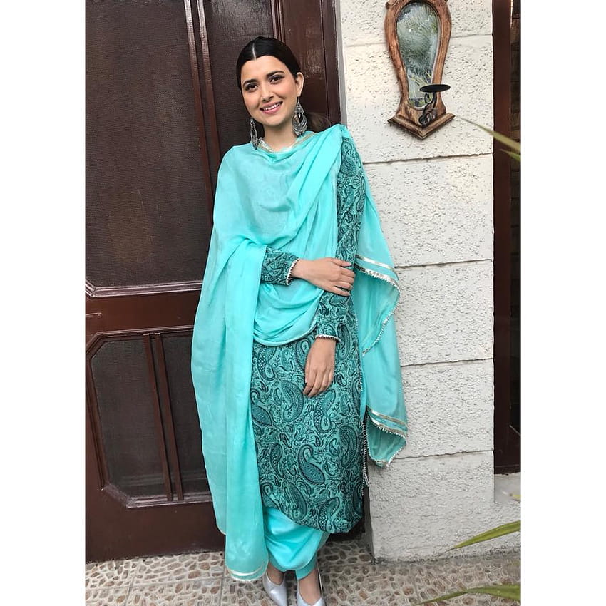 Nimrat Khaira's Instagram photo: “Jihde te jahaan marda , oh tere utte  firre mardi ❤️ Lehn… | Designer punjabi suits, Indian designer suits,  Indian designer outfits