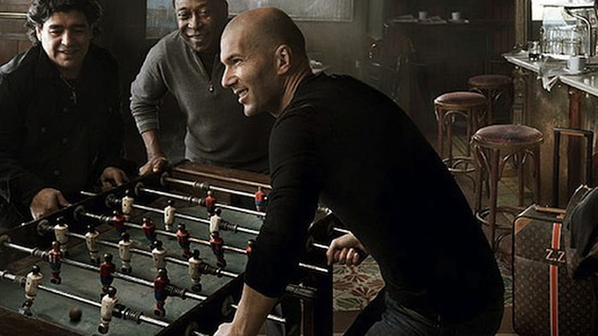 Los dioses del fútbol Zidane, Pele y Maradona juegan al futbolín para Vuitton fondo de pantalla