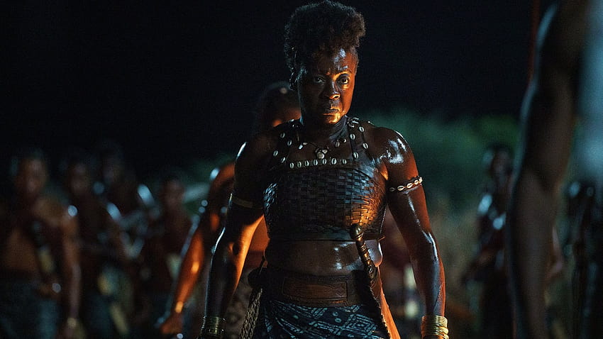 Reação da filmagem de The Woman King: Viola Davis fica durona com lâminas como uma guerreira africana [CinemaCon 2022] papel de parede HD
