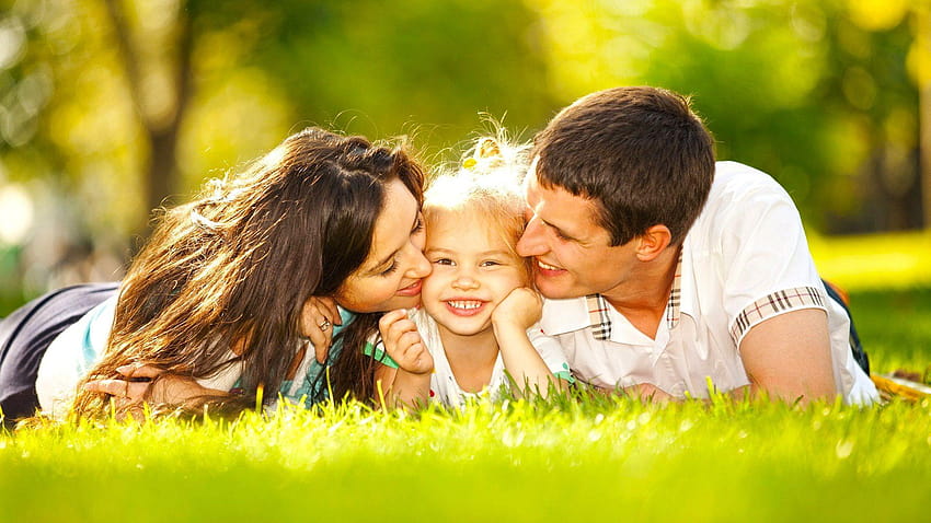 Glückliches Familienpaar und Kind HD-Hintergrundbild