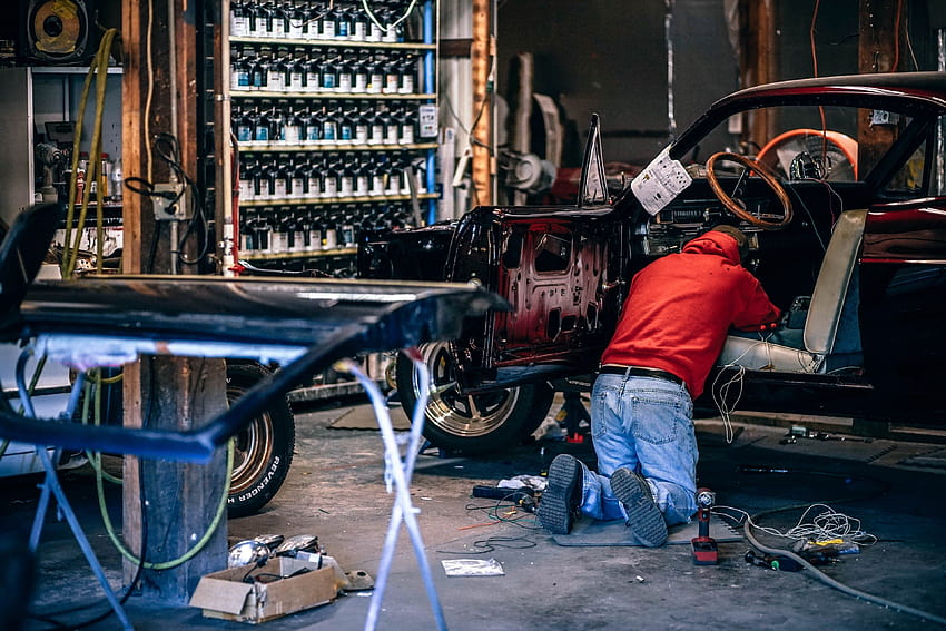 ID: 256634 / a car mechanic working on an old car in a workshop, car restoration workshop HD wallpaper