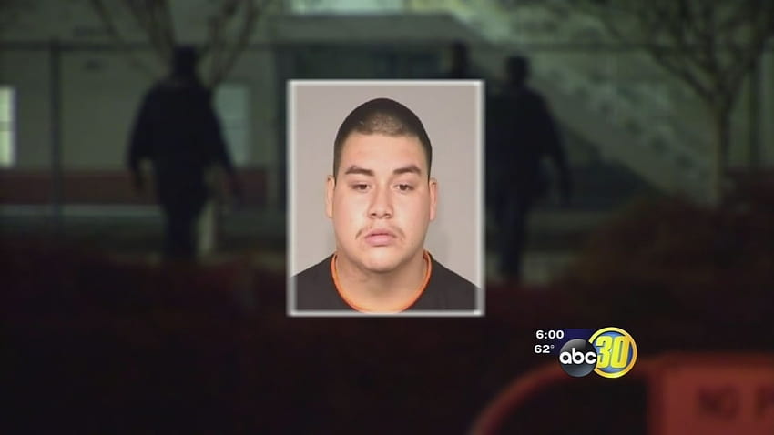 Ein Mann aus Fresno, der wegen Mordes an seinem Vater angeklagt ist, führte die Polizei zu der Person, von der er sagt, dass sie tatsächlich den Abzug gedrückt hat: Calvin Reese HD-Hintergrundbild