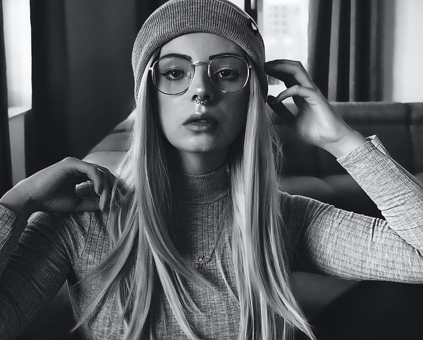 escala de grises de una mujer con gorro de lana y anteojos – Gris, anteojos de niña fondo de pantalla