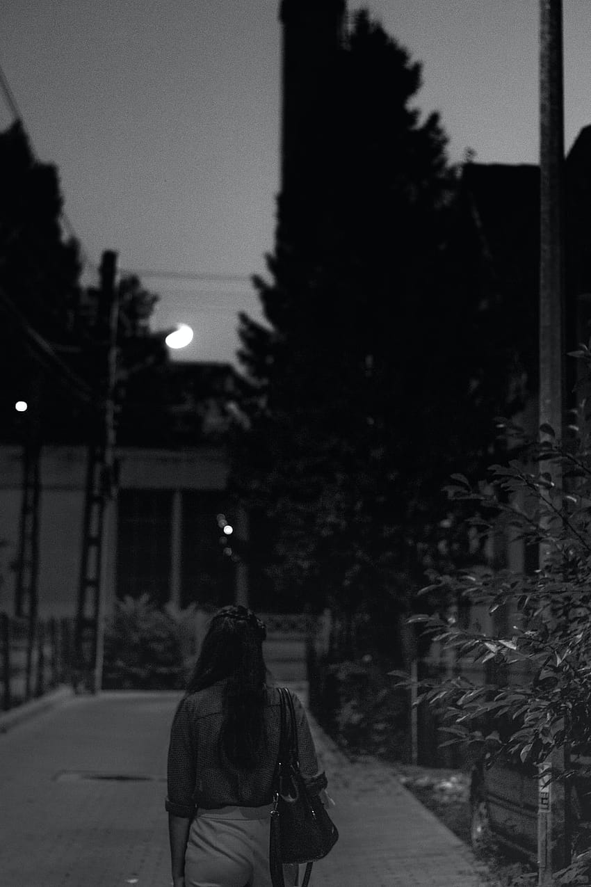 孤独な街、暗闇の中を一人で歩く孤独な少女 HD電話の壁紙