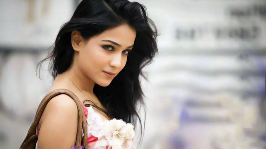 Gorgeous New Bollywood Actress Humaima Malik HD wallpaper