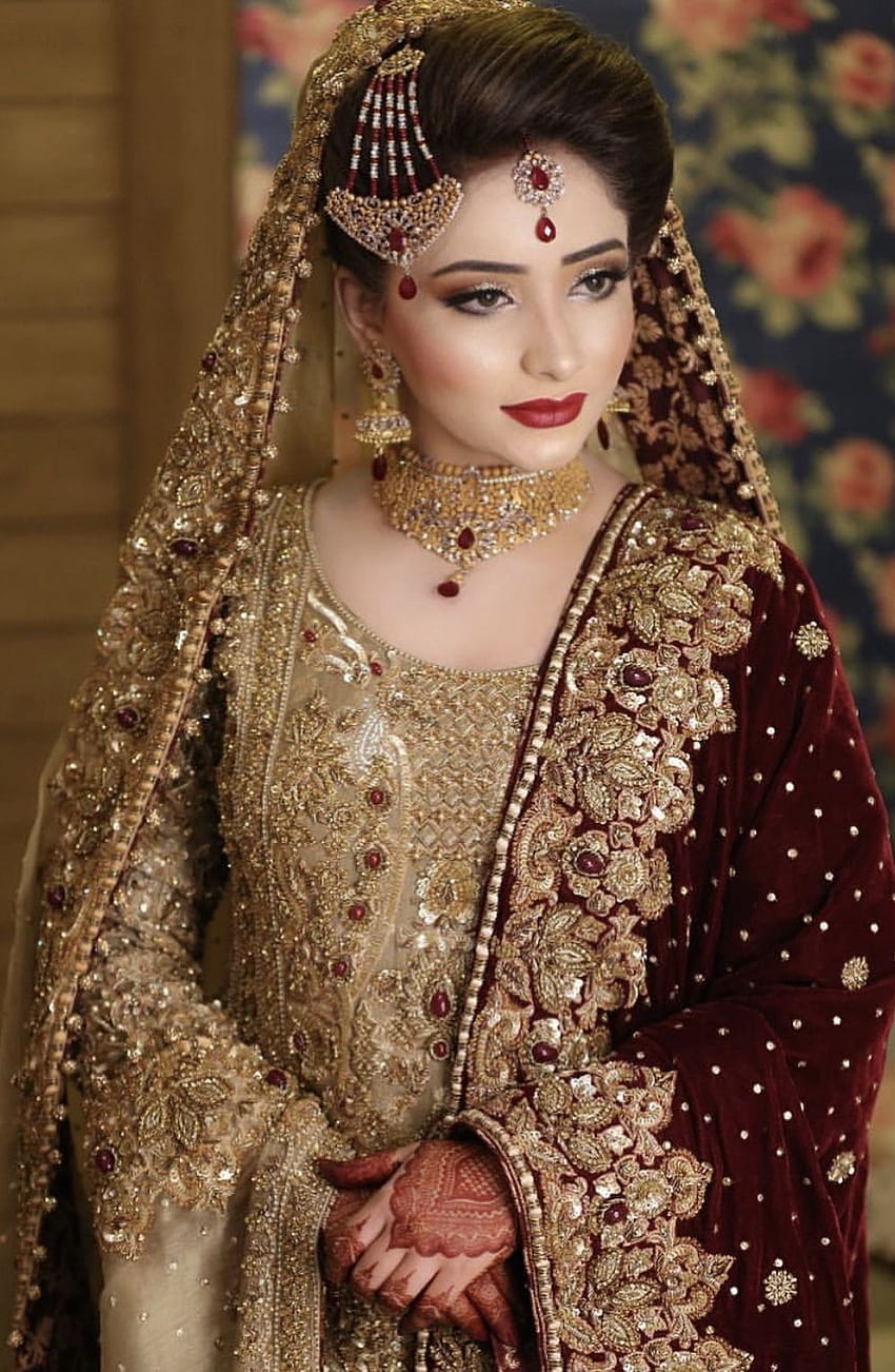 Pin by 👑mar u.j👑 on Bridal,s | Pakistani bridal hairstyles, Stylish  wedding dresses, Bridal photography poses