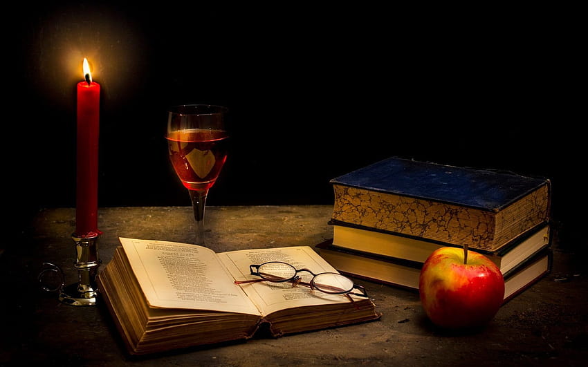 Tranquillità buio, candela, libri, vetro, mela, vino e candela Sfondo HD