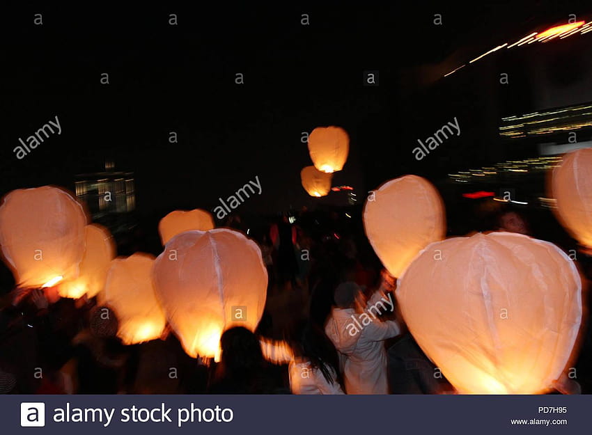 Sky lanterns floating in the sky. Deepavali lights festival. Chinese, floating lanterns festival HD wallpaper