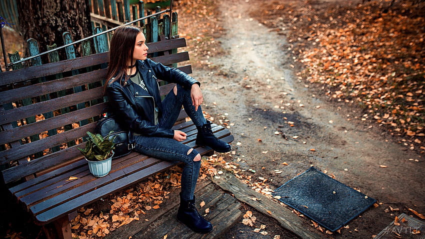Mulheres modelo morena ao ar livre jaqueta de couro jaqueta preta camiseta jeans jeans rasgado botas sentado b, camisa mulheres papel de parede HD