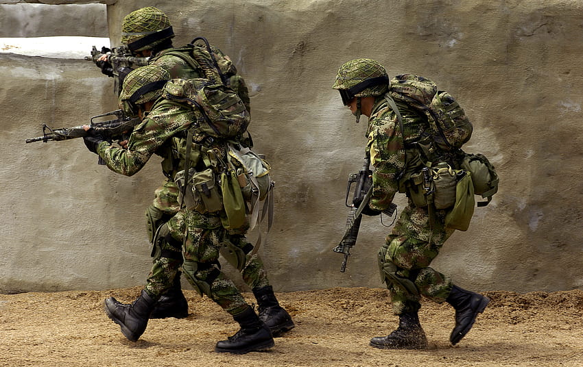 Anggota pasukan khusus Kolombia menunjukkan taktik kepada peserta Konferensi Orientasi Sipil Gabungan ke-75 di luar Wallpaper HD