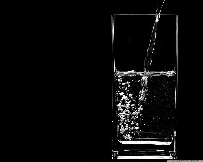 vaso de agua medio lleno, agua en vaso fondo de pantalla
