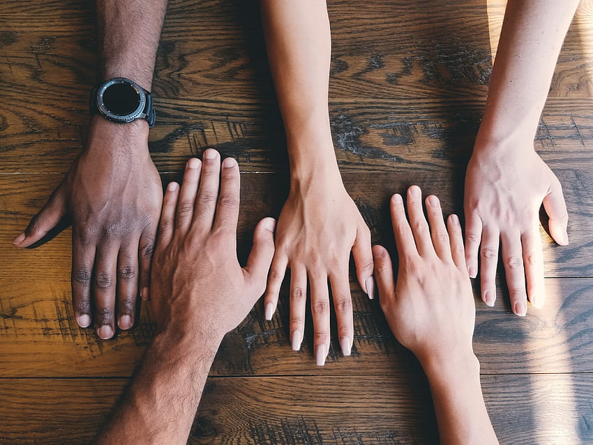 cinque mani umane su superficie marrone – Umano, donazione di organi Sfondo HD